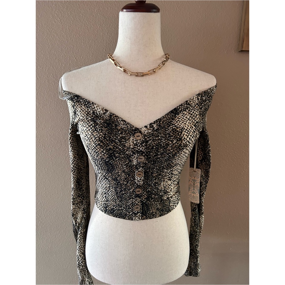 Off the shoulder snake print top - Picture 1 of 8